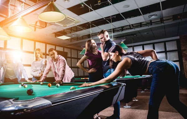 Grupo Jóvenes Amigos Alegres Jugando Billar Tiempo Divertido Después Del — Foto de Stock