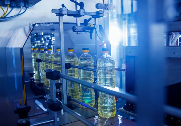 工場の瓶の中のひまわり油の瓶詰めライン ハイテクコンセプト 産業背景 — ストック写真