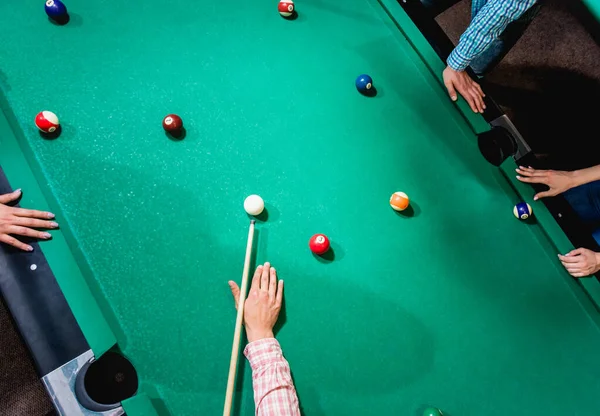 Jovem Tentando Acertar Bola Bilhar Fundo Piscina — Fotografia de Stock