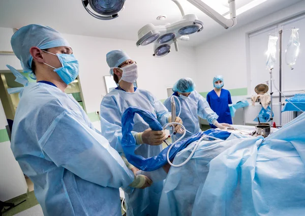 수술이요 수술실에서 현대적 절단기를 사용하는 정형외과 의사들이 일하고 수술이요 병원의 — 스톡 사진