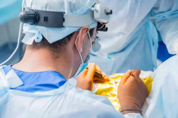 Chirurgie cérébrale. Groupe de chirurgiens en salle d'opération avec équipement chirurgical . — Photo