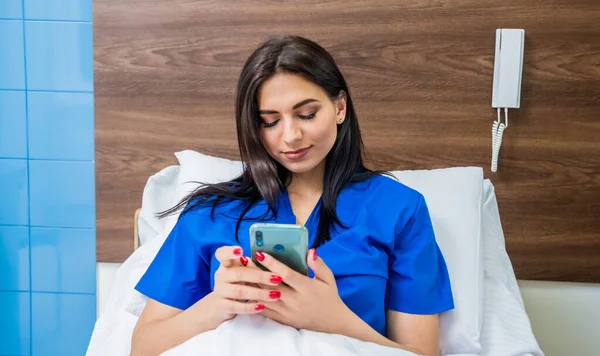 Patient Telefoniert Krankenhausbett Junge Kaukasische Frau Vernetzte Welt Und Mobile — Stockfoto