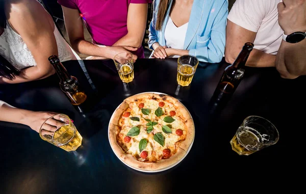 Vrolijke Vrienden Pub Bier Drinken Pizza Eten Praten Plezier Hebben — Stockfoto