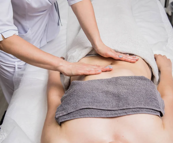 Mulher Bonita Desfrutando Massagem Salão Spa Conceito Cosmetologia — Fotografia de Stock