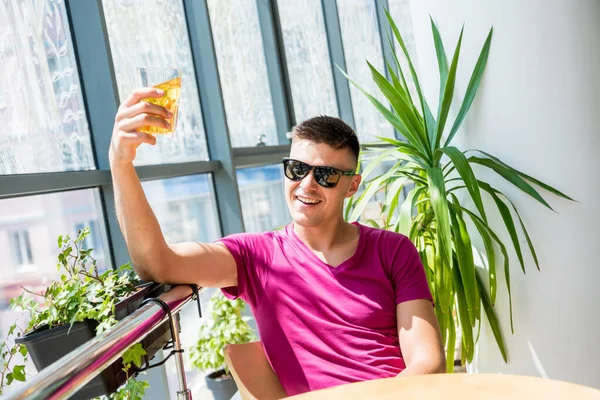 Young Man Pub Drinking Beer Eating Pizza Work — Stockfoto