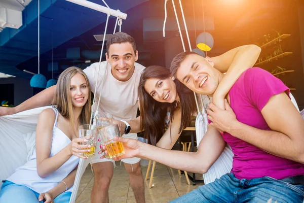 Fröhliche Freunde Der Kneipe Bier Trinken Reden Spaß Haben Freunde — Stockfoto