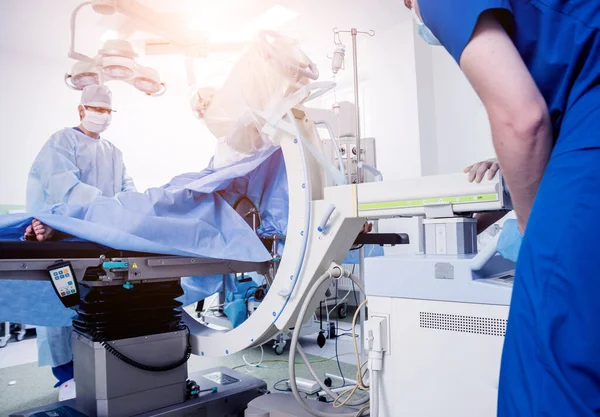 Operation Der Unfallchirurgie Gruppe Von Chirurgen Operationssaal Mit Chirurgischem Röntgengerät — Stockfoto