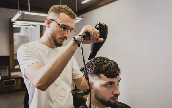 Jovem Com Corte Cabelo Moda Barbearia Barbeiro Faz Penteado Barba — Fotografia de Stock