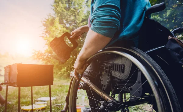 Hombre Discapacitado Descansando Camping Con Amigos Silla Ruedas Bosque Fondo —  Fotos de Stock