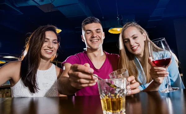 Vrolijke Vrienden Pub Bier Wijn Whisky Drinken Praten Plezier Hebben — Stockfoto