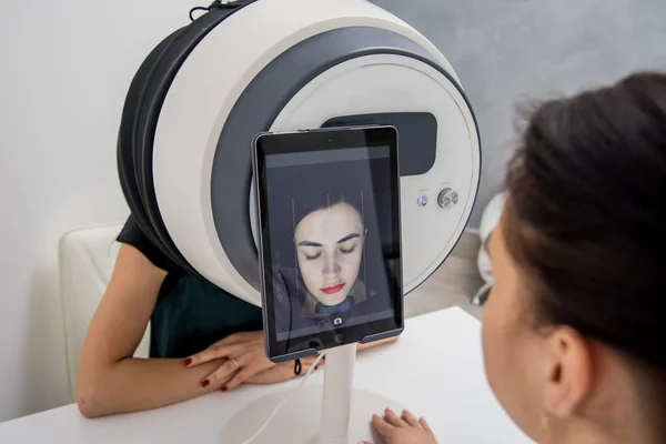 Ansiktshud analysera systemet. Kosmetolog som analyserar kvinnans ansikte. Modern teknik. — Stockfoto
