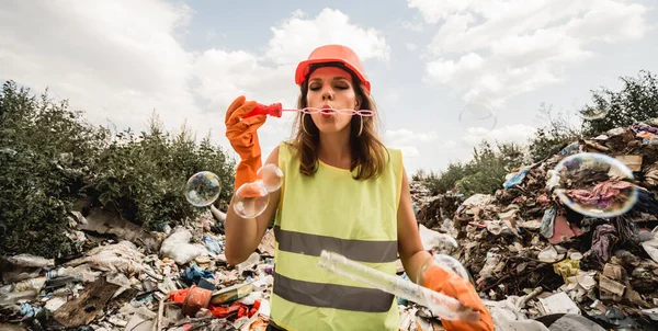 Kadın Gönüllü Plastik Çöpleri Temizlemeye Yardım Ediyor Dünya Günü Ekoloji — Stok fotoğraf