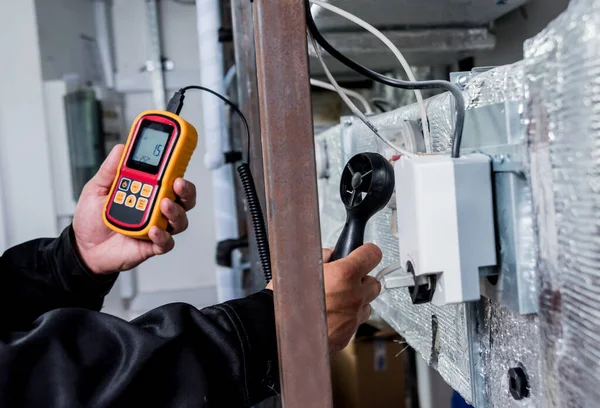 Técnico Utiliza Anemómetro Mano Que Mide Medición Del Flujo Aire —  Fotos de Stock