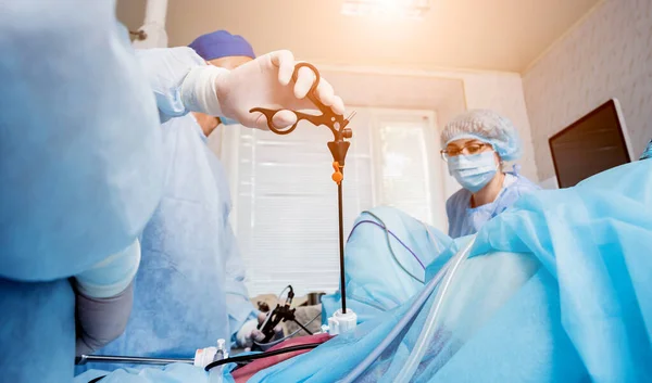应用腹腔镜设备进行妇科手术的过程。 手术室配备外科设备的一组外科医生. — 图库照片