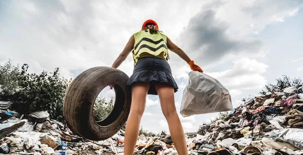 Kadın Gönüllü Plastik Çöpleri Temizlemeye Yardım Ediyor Dünya Günü Ekoloji — Stok fotoğraf