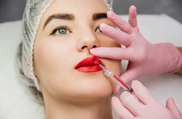 Arts Cosmetoloog Maakt Gezichtsinjecties Procedure Jonge Vrouw Een Schoonheidssalon Cosmetologisch — Stockfoto