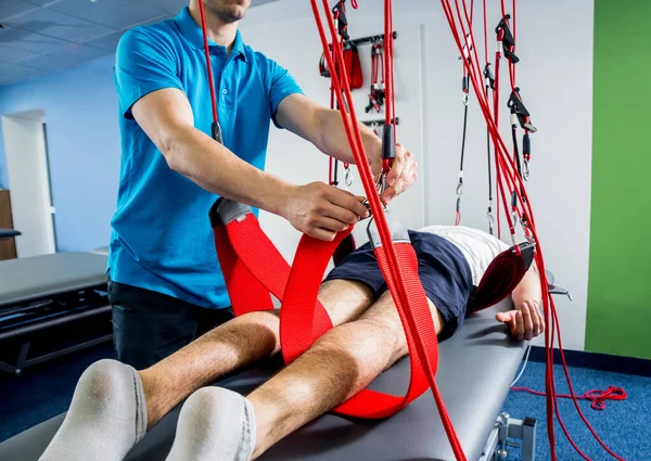 Physiotherapie Suspendierungstherapie Junger Mann Bei Der Fitness Traktionstherapie Mit Einem — Stockfoto