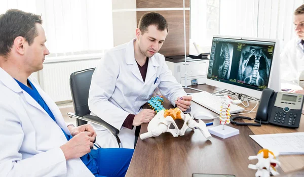 Ärzteteam Mit Ärztlichem Rat Krankenhaus Medizinische Fragen Diskutieren Wirbelsäulenfixierungssysteme Wirbelsäulenoperationen — Stockfoto