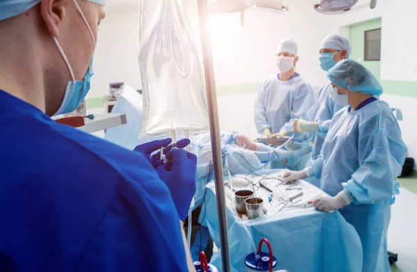 Artroskop Ameliyatı Modern Artroskopik Aletlerle Ameliyathanede Takım Çalışması Yapan Ortopedik — Stok fotoğraf
