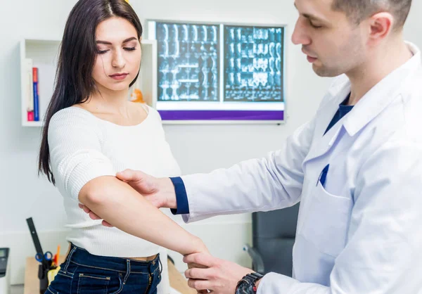 Traumatologe Untersucht Patientenhände Modernen Krankenhäusern Medizinischer Hintergrund — Stockfoto