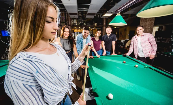 Mujer joven jugando al billar . — Foto de Stock