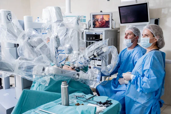 Sistema quirúrgico moderno. Robot médico. Cirugía robótica mínimamente invasiva. —  Fotos de Stock