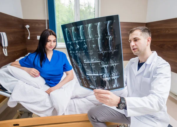 Traumatologe Zeigt Mri Film Einem Patienten Krankenhaus Medizinischer Hintergrund — Stockfoto