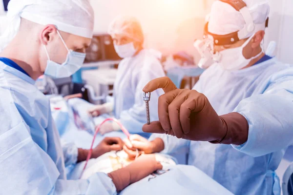 Operace Páteře Chirurg Ukazuje Polyaxiální Šroub Operačním Sále Chirurgickým Vybavením — Stock fotografie