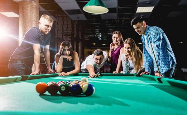 Grupo Jóvenes Amigos Alegres Jugando Billar Tiempo Divertido Después Del — Foto de Stock