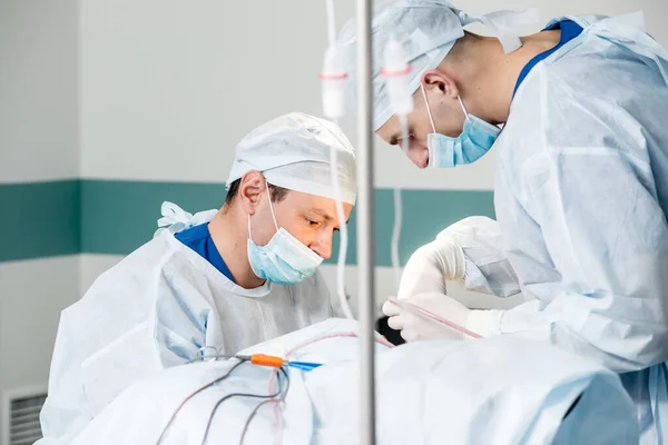 Hersenoperatie. Groep chirurgen in operatiekamer met chirurgische apparatuur. — Stockfoto