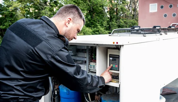 換気掃除だ仕事の専門家だ修理換気システム Hvac 産業背景 — ストック写真