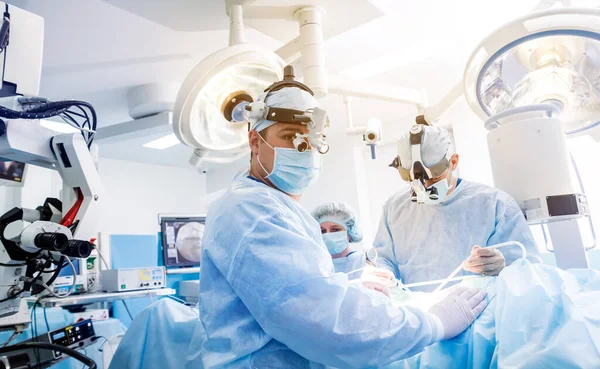 Retrato de cirujano raquídeo en quirófano con equipo quirúrgico . —  Fotos de Stock