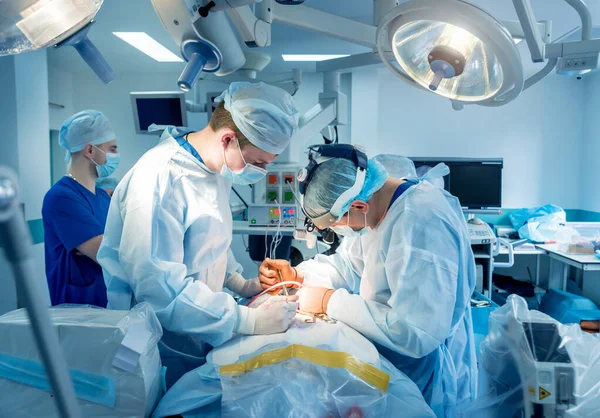 Cirugía de columna. Grupo de cirujanos en quirófano con equipo quirúrgico. Laminectomía — Foto de Stock