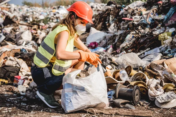 Kadın Gönüllü Plastik Çöpleri Temizlemeye Yardım Ediyor Dünya Günü Ekoloji — Stok fotoğraf