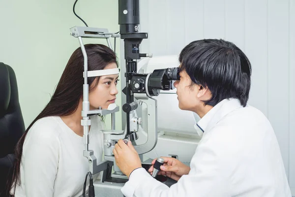 Bir göz doktoruna danışıyorum. Genç Asyalı kadın ve doktor — Stok fotoğraf
