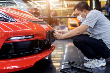 Servis merkezindeki teknisyen plakayı değiştiriyor..