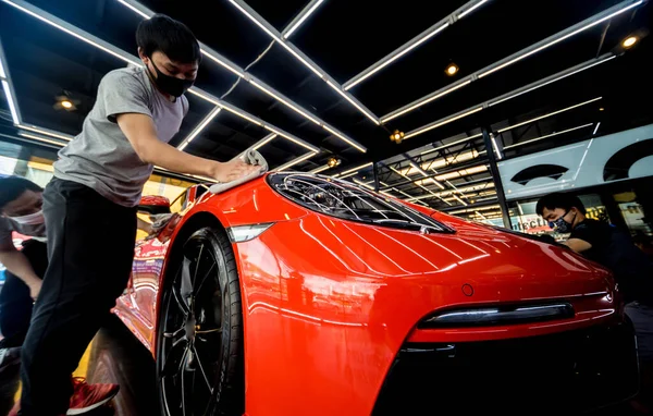 Trabalhador de serviço de carro aplicando revestimento nano em um detalhe do carro — Fotografia de Stock