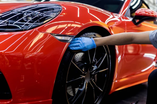 Trabajador de servicio de coche puliendo ruedas de coche con tela de microfibra. —  Fotos de Stock