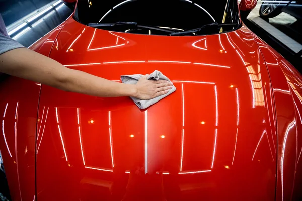 Auto service medewerker aanbrengen nano coating op een auto detail — Stockfoto