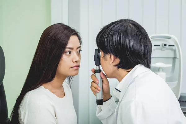 Bir göz doktoruna danışıyorum. Genç Asyalı kadın ve doktor — Stok fotoğraf