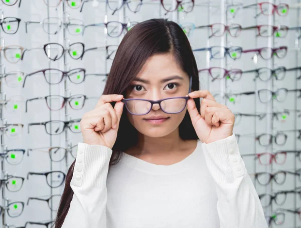 안경을 쓰고 진료소에 있는 젊은 동양 소녀 — 스톡 사진
