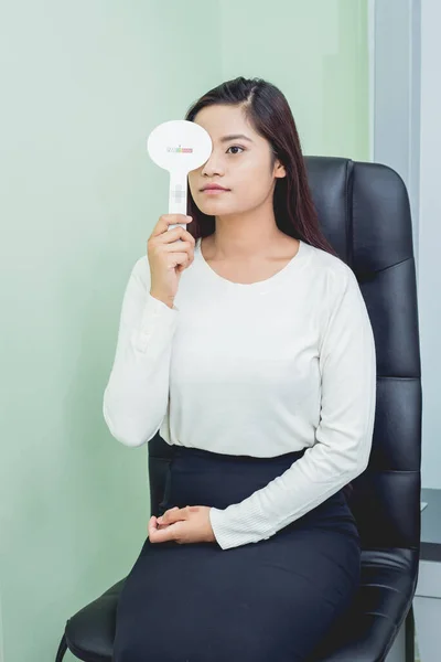 Consulta com um oftalmologista. Jovem mulher asiática em clínica escritório . — Fotografia de Stock