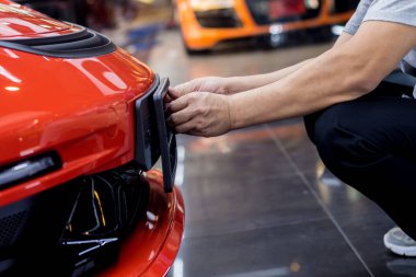 Servis merkezindeki teknisyen plakayı değiştiriyor..