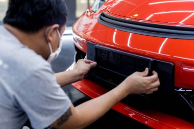 Servis merkezindeki teknisyen plakayı değiştiriyor..