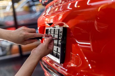 Servis merkezindeki teknisyen plakayı değiştiriyor..