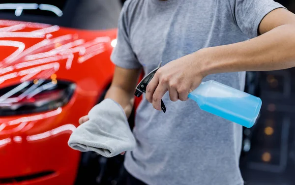 Automobilový servis pracovník leštění auto kola s mikrovláknitou látkou. — Stock fotografie