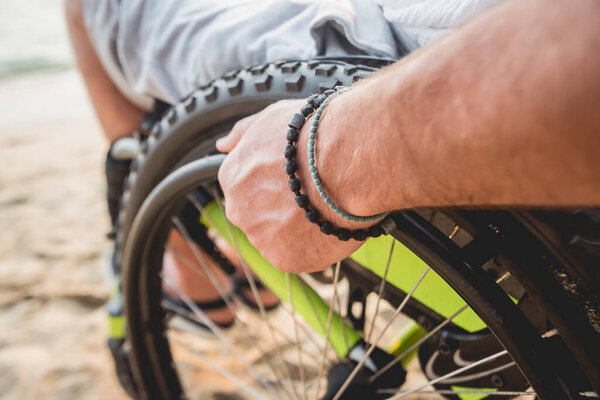 Инвалид в инвалидной коляске на пляже
.
