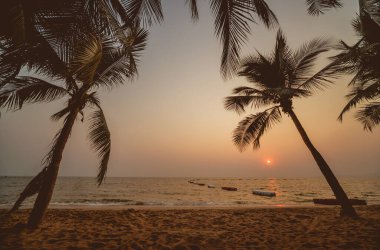 Tropiklerdeki sahilde güzel bir gün batımı. Gökyüzü ve okyanus