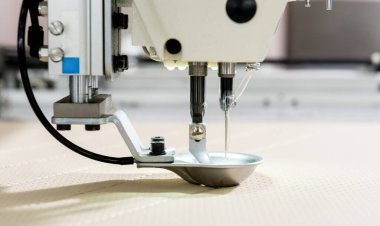 Kumaş endüstrisi üretim hattı. Tekstil fabrikası. Terzilik işlemi çalışıyor