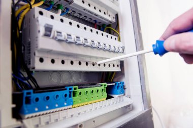 Adam elektrik santralini otomatik şalterlerle onarıyor..